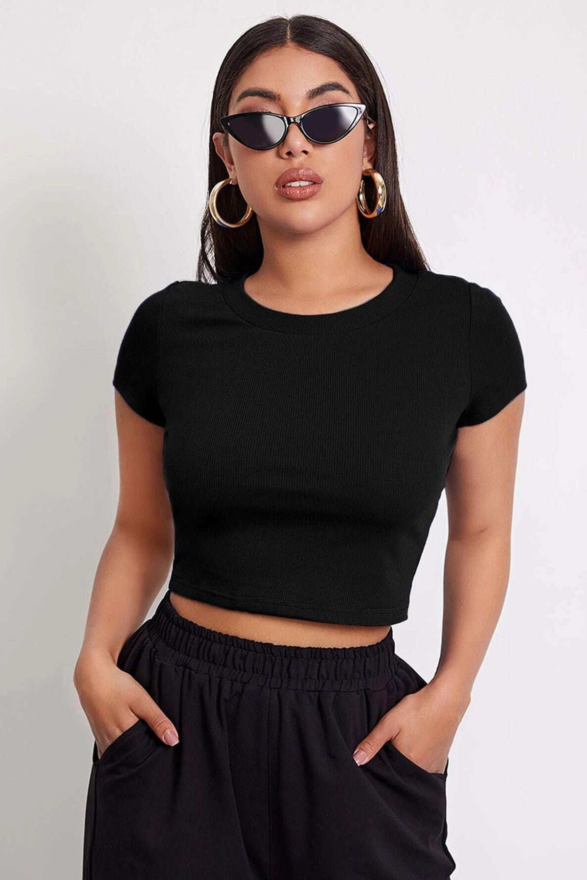 Kadın Siyah Yuvarlak Yaka Yarım Kol Crop Top Bluz - görsel 1