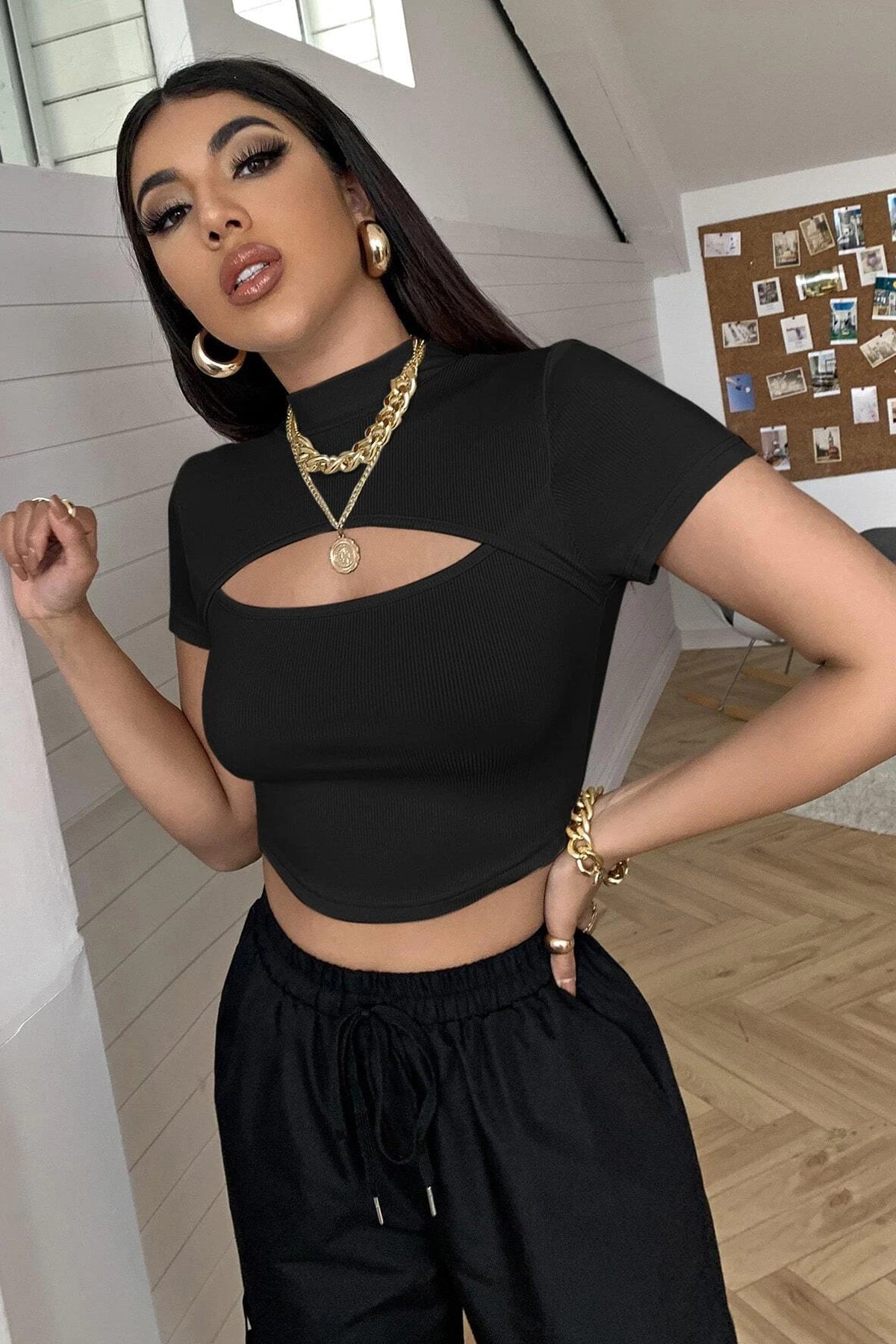 Kadın Siyah Göğüs Dekolteli Yarım Kollu Cut Out Crop Top Bluz - görsel 1