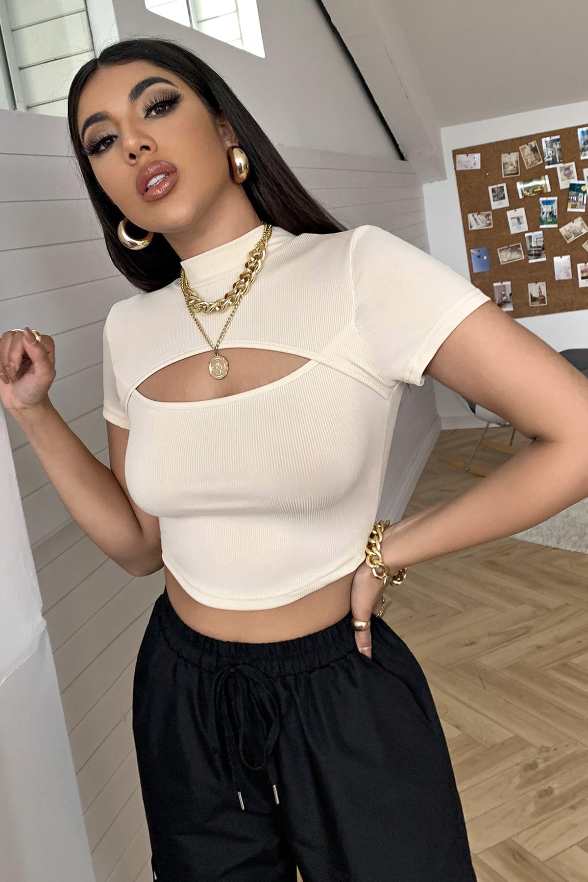 Kadın Ekru Göğüs Dekolteli Yarım Kollu Cut Out Crop Top Bluz - görsel 1