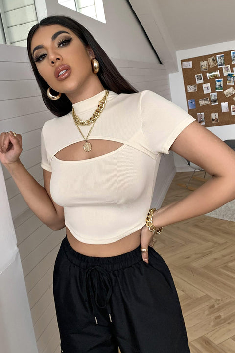 Kadın Ekru Göğüs Dekolteli Yarım Kollu Cut Out Crop Top Bluz - görsel 1