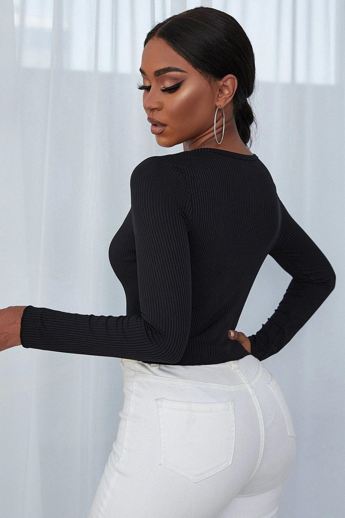Kadın Siyah Uzun Kollu Düğmeli Göğüs ve Göbek Dekolteli Crop Top Bluz - görsel 2
