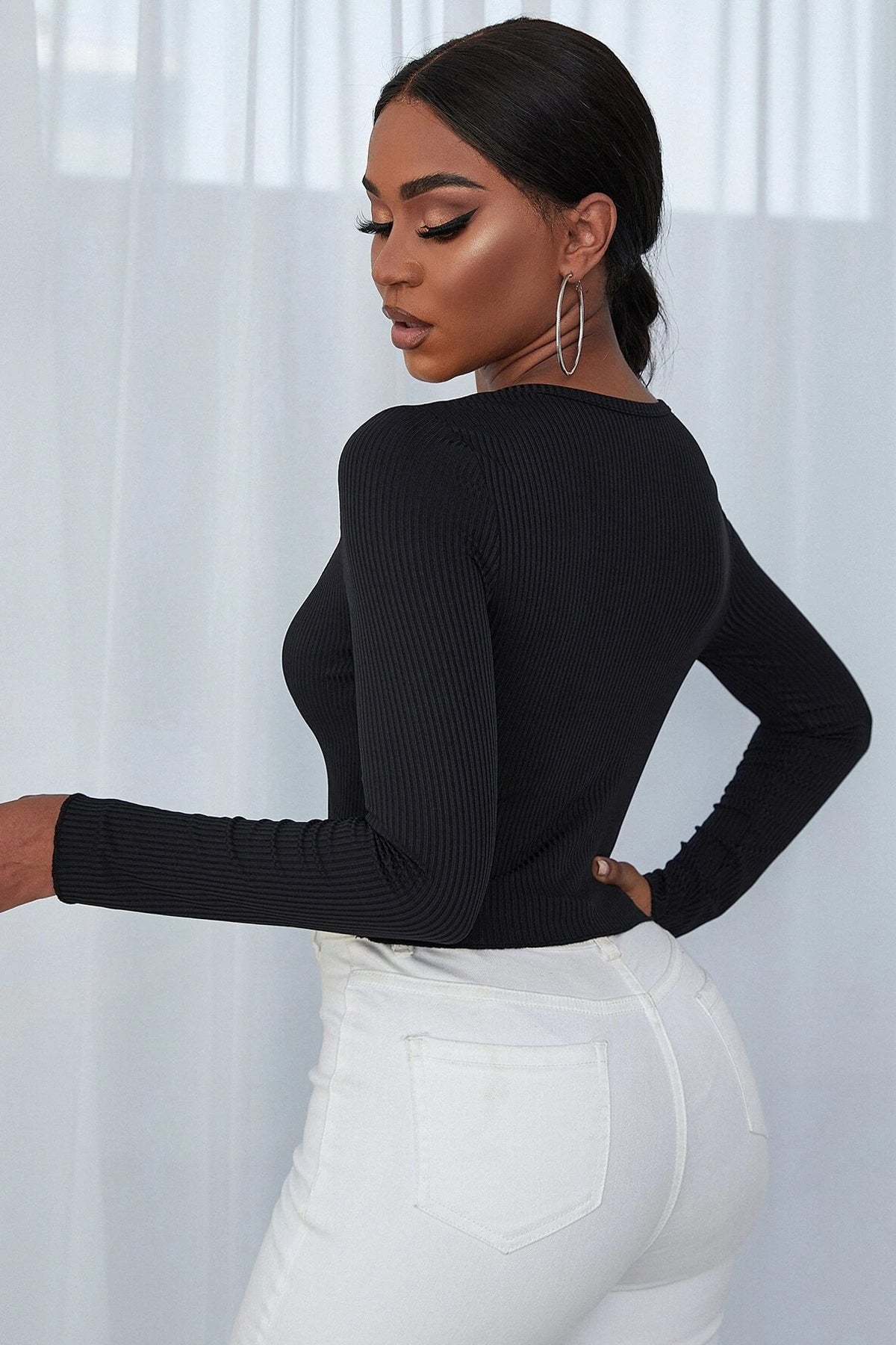 Kadın Siyah Uzun Kollu Düğmeli Göğüs ve Göbek Dekolteli Crop Top Bluz - görsel 2