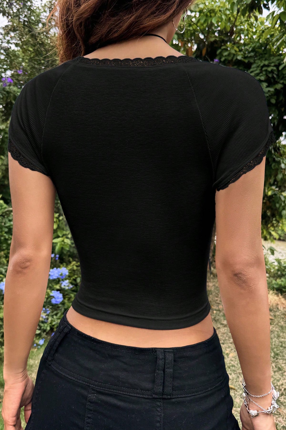 Kadın Siyah Göğsü ve Kolları Dantelli Fiyonklu Kısa Kol Crop Top Bluz - görsel 2