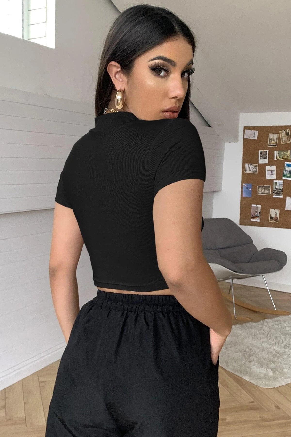 Kadın Siyah Göğüs Dekolteli Yarım Kollu Cut Out Crop Top Bluz - görsel 2