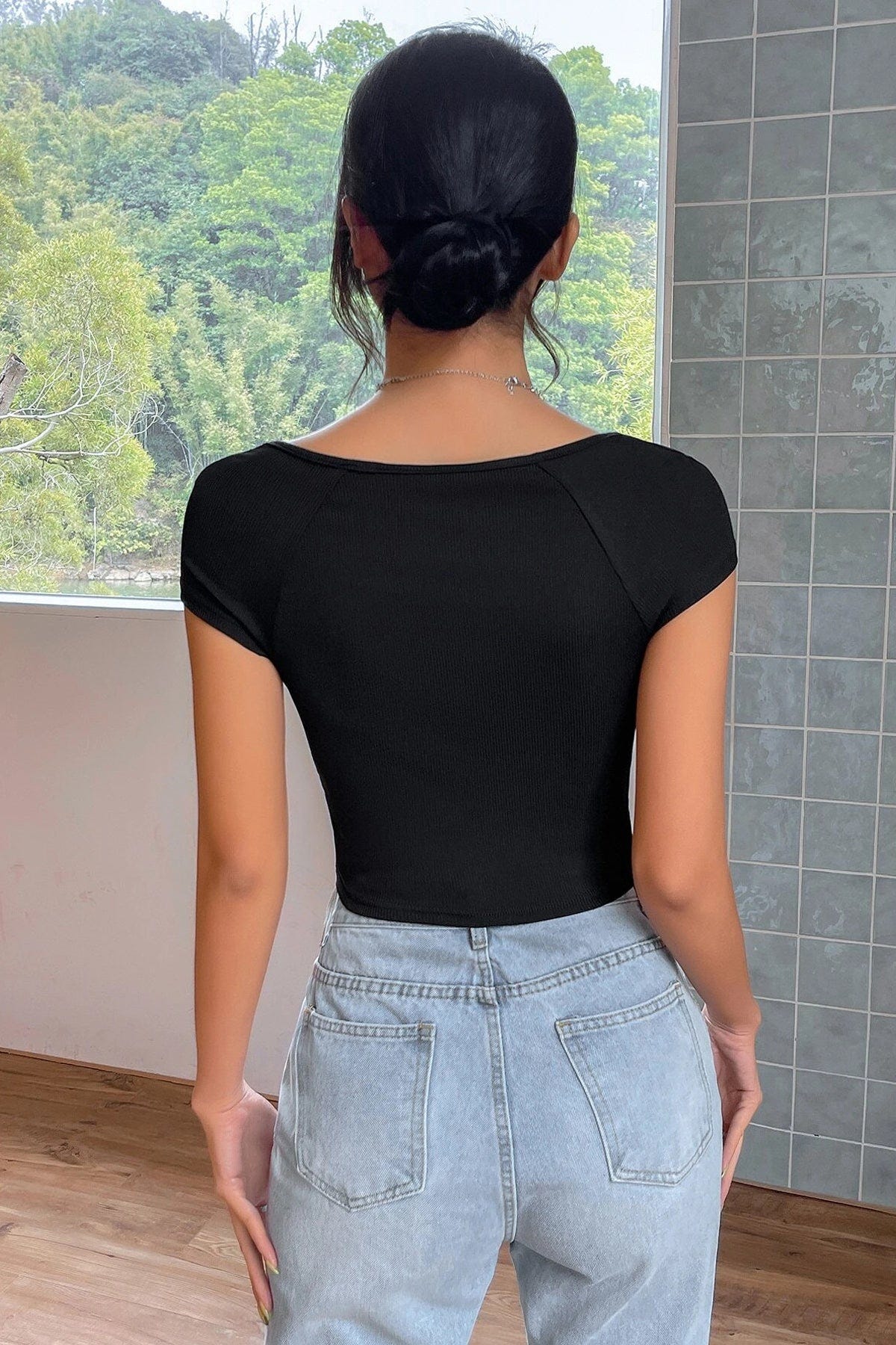 Kadın Siyah Kare Yaka Yarım Kol Göğüs Dekolteli Crop Top Bluz - görsel 2
