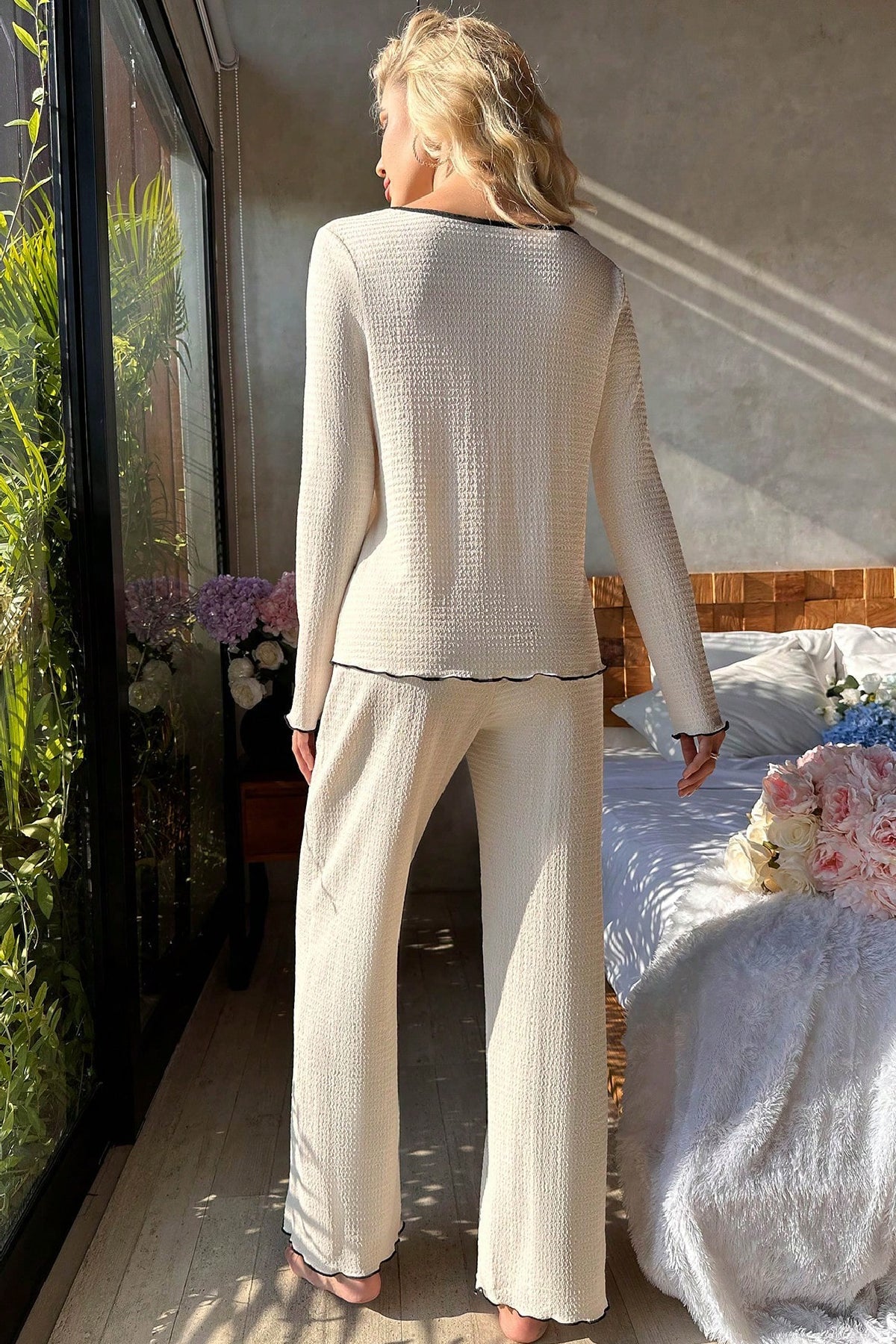 Kadın Beyaz Örme Kumaş V Yaka Düğmeli Rahat Şık Pijama Takımı - görsel 2