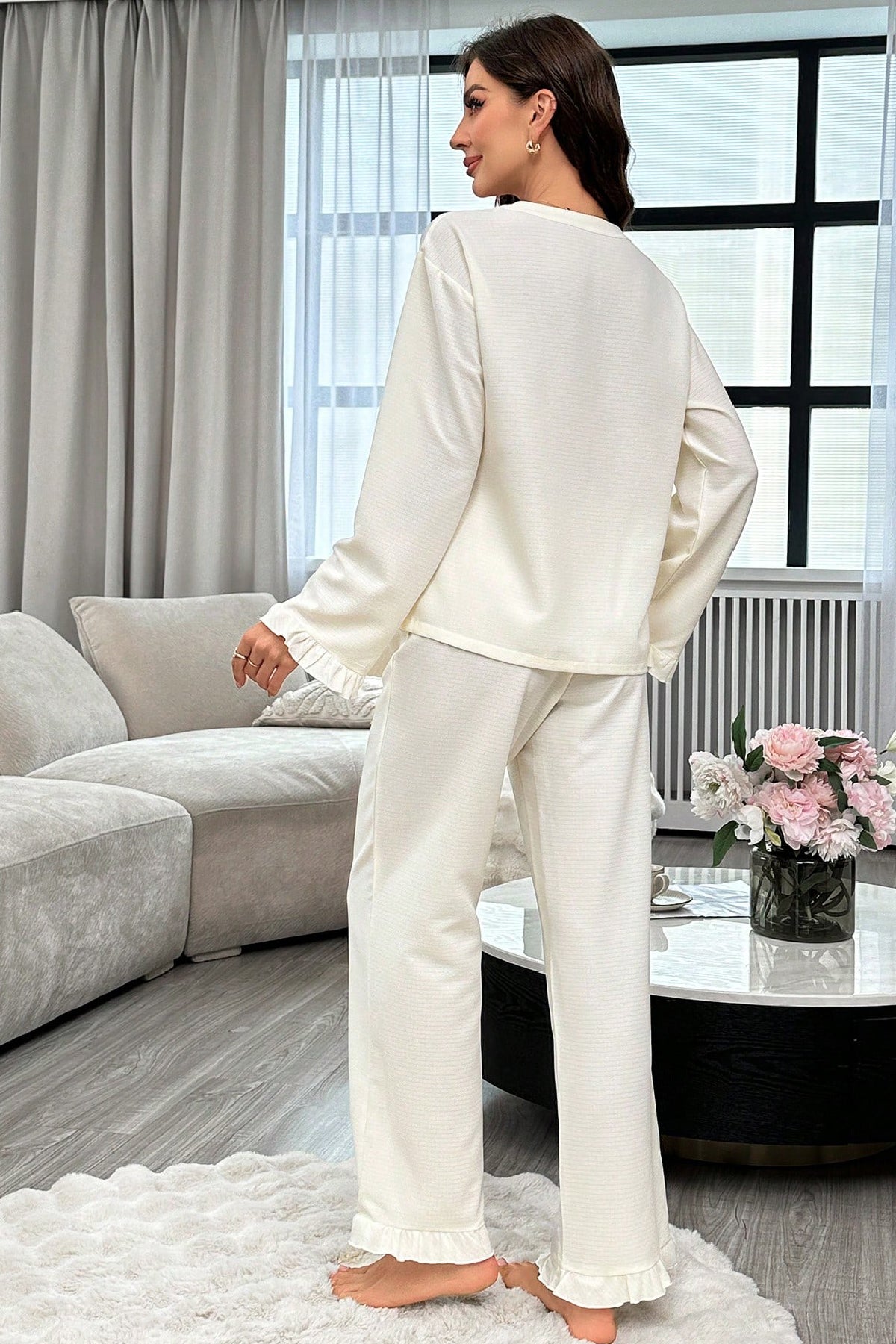 Kadın Beyaz Önden Bağlamalı Kolu ve Paçası Fırfır Detaylı Uzun Kollu Pijama Takımı - görsel 2