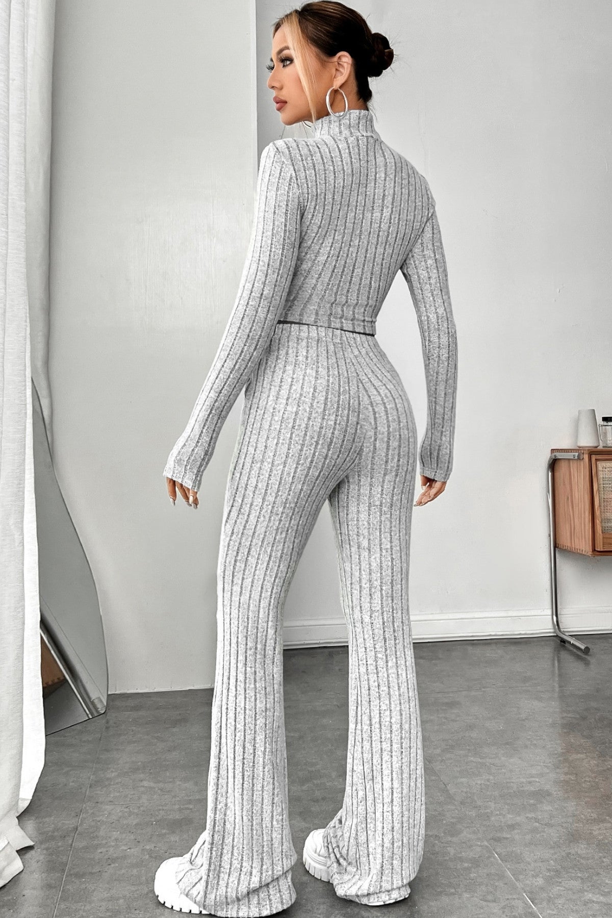 Kadın Gri Çizgili Boğazlı Crop Top ve Yüksek Bel Pantolon Takım - görsel 2