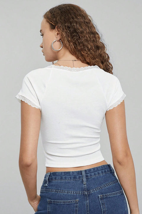 Kadın Beyaz Göğsü ve Kolları Dantelli Fiyonklu Kısa Kol Crop Top Bluz - görsel 2