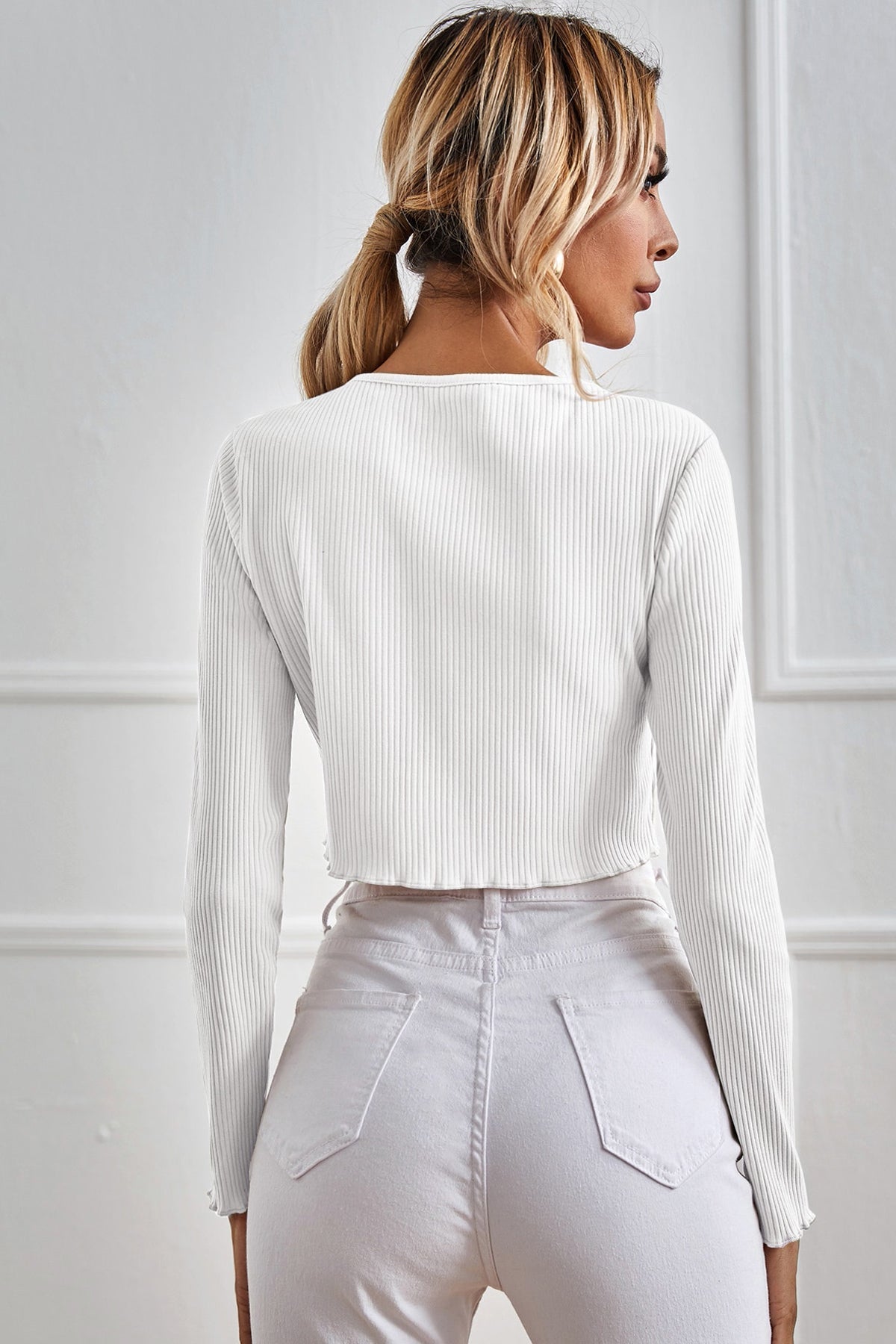 Kadın Beyaz Uzun Kollu Önden Bağlama Detaylı Crop Top Bluz - görsel 2