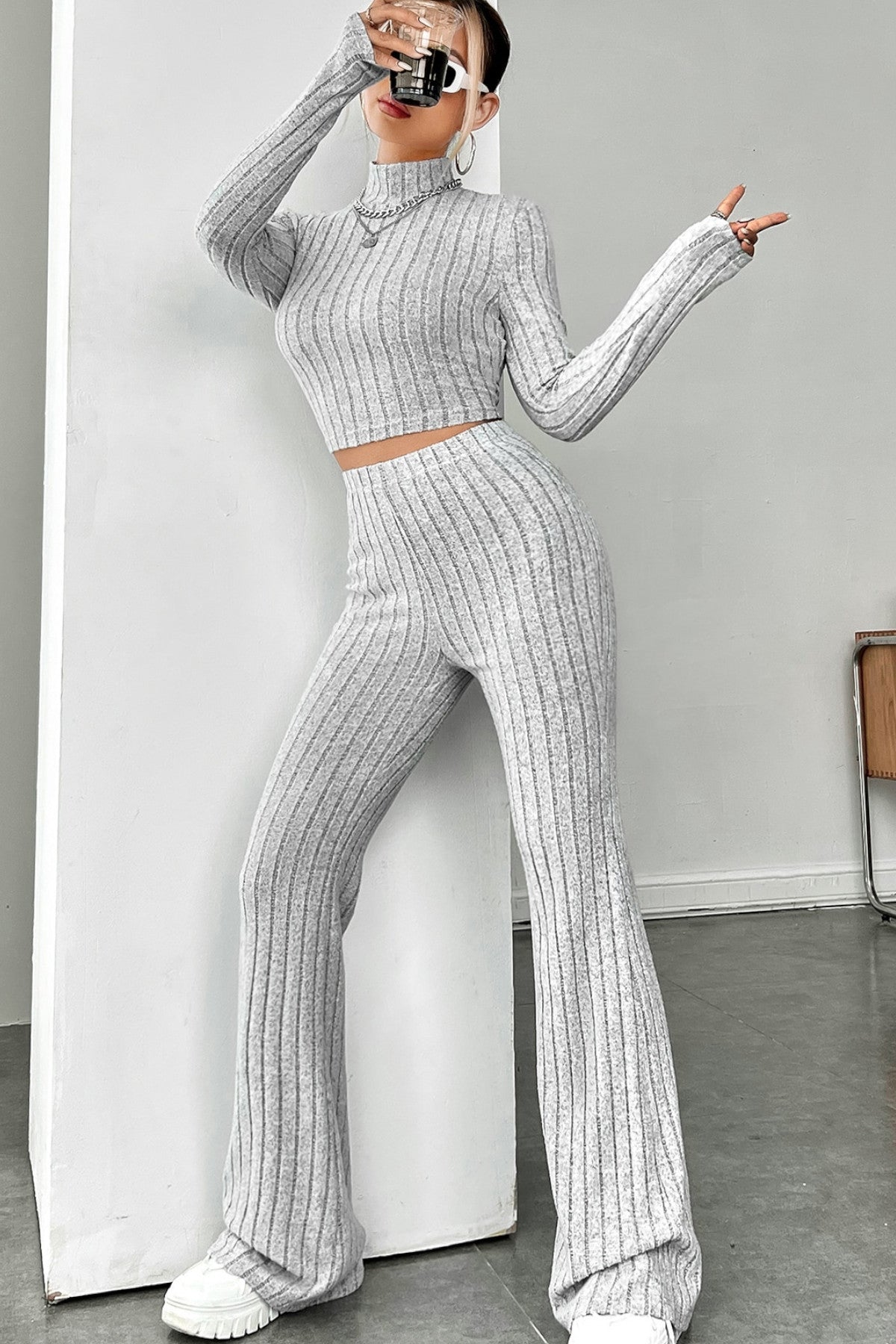 Kadın Gri Çizgili Boğazlı Crop Top ve Yüksek Bel Pantolon Takım - görsel 3