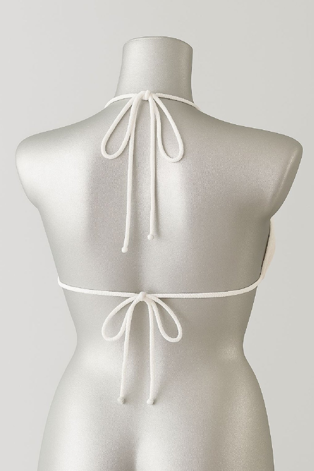 Kadın Beyaz Pedli Üçgen Bikini Üstü Halter Bağlamalı Aksesuarlı - görsel 4