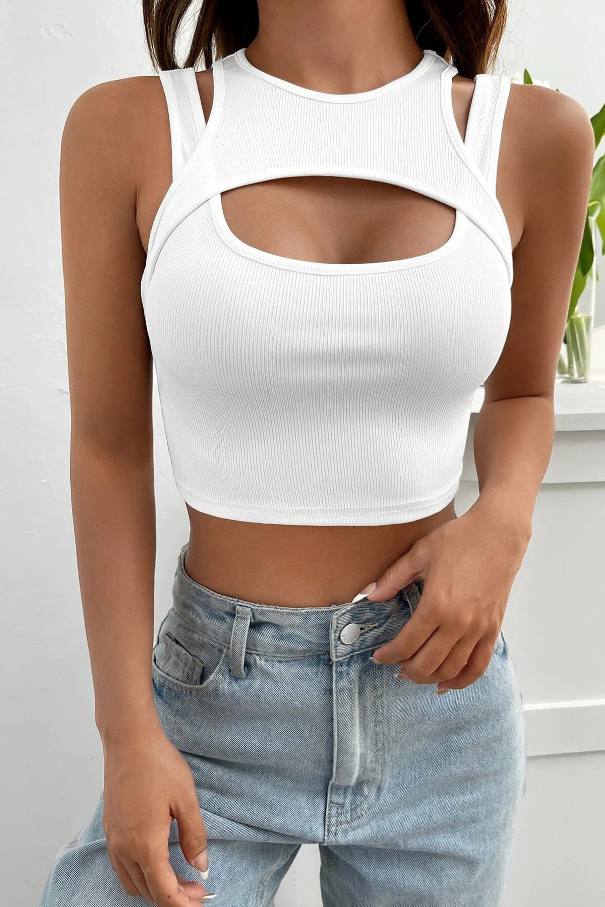 Kadın Beyaz Kalın Askılı Cut Out Dekolteli Crop Top Bluz - görsel 5