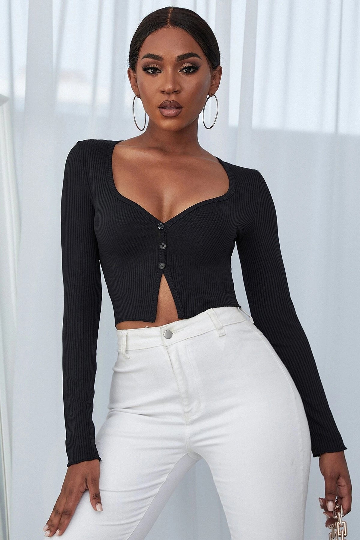 Kadın Siyah Uzun Kollu Düğmeli Göğüs ve Göbek Dekolteli Crop Top Bluz - görsel 4