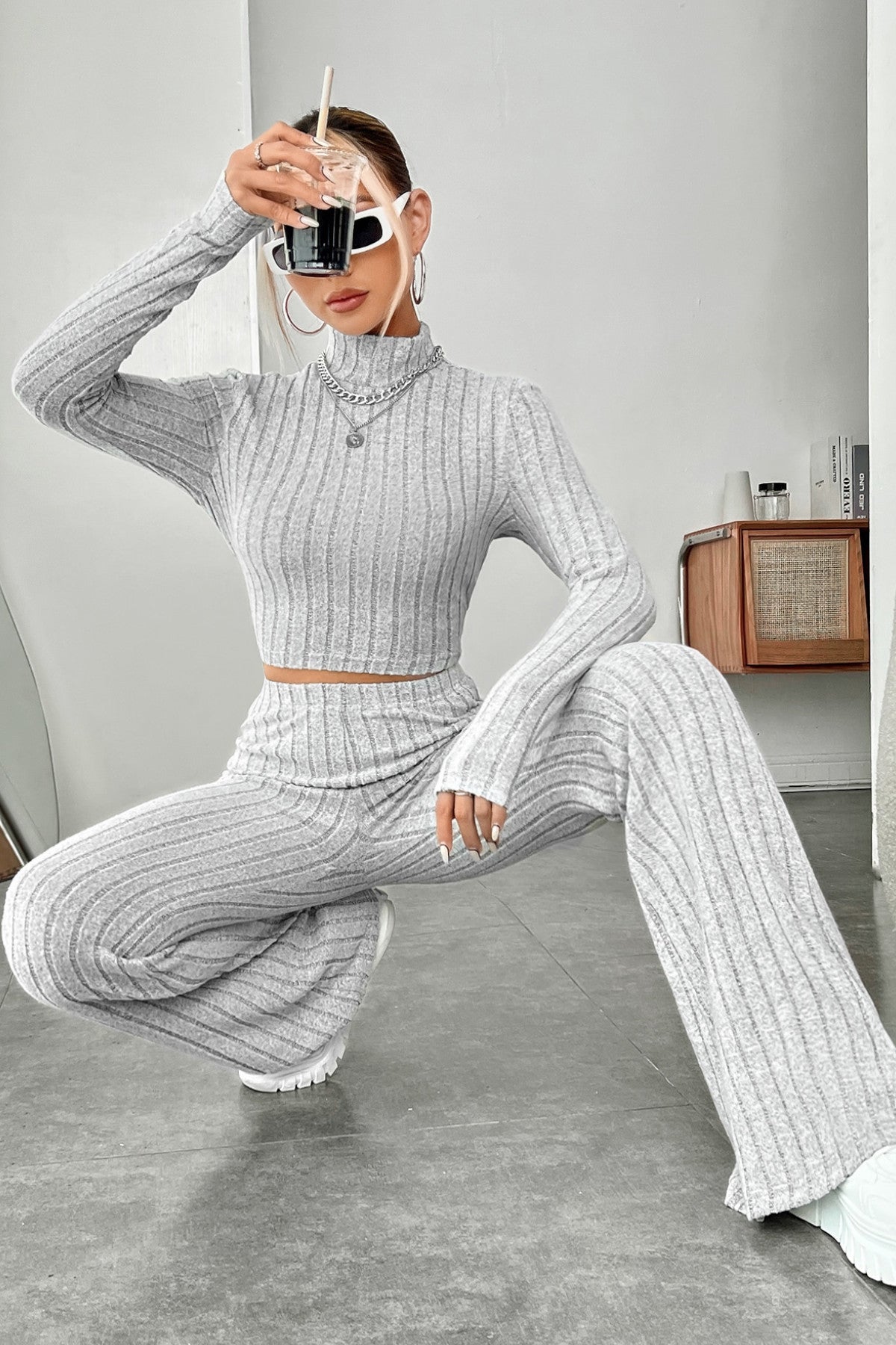 Kadın Gri Çizgili Boğazlı Crop Top ve Yüksek Bel Pantolon Takım - görsel 4