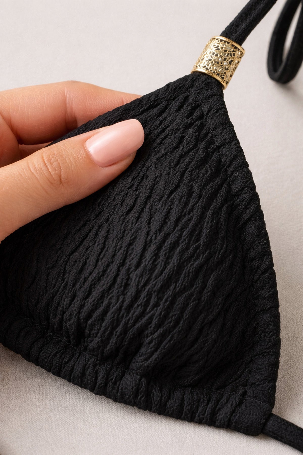 Kadın Siyah Pedli Üçgen Bikini Üstü Halter Bağlamalı Aksesuarlı - görsel 3