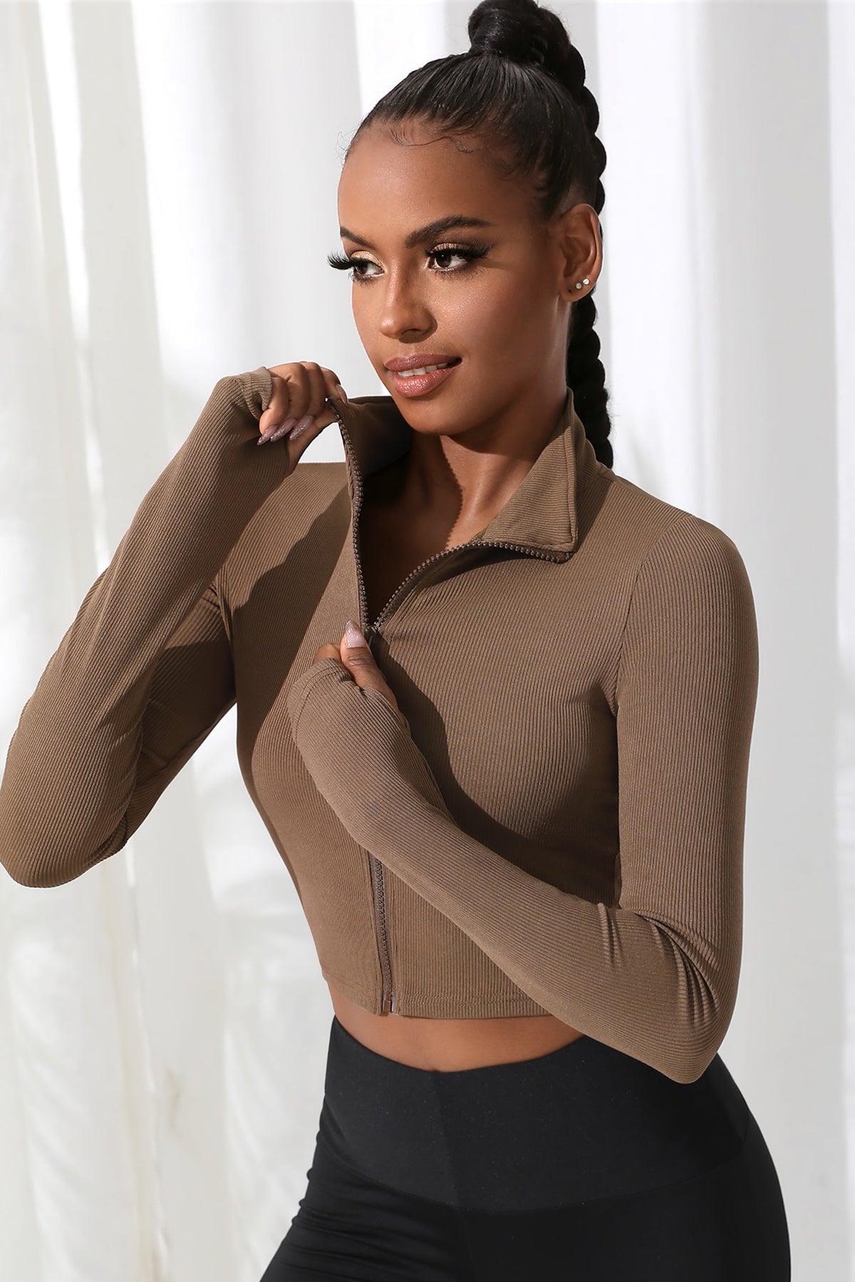 Kadın Kahverengi Uzun Kol Fermuarlı Parmak Geçme Detaylı Dik Yaka Crop Top Bluz - görsel 4
