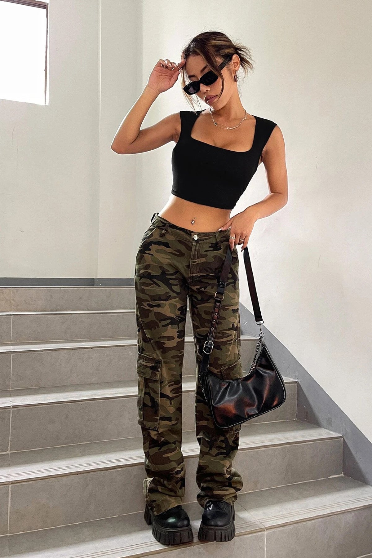 Kadın Siyah Kare Yaka Kalınlaşan Omuz Detaylı Crop Top Bluz - görsel 4