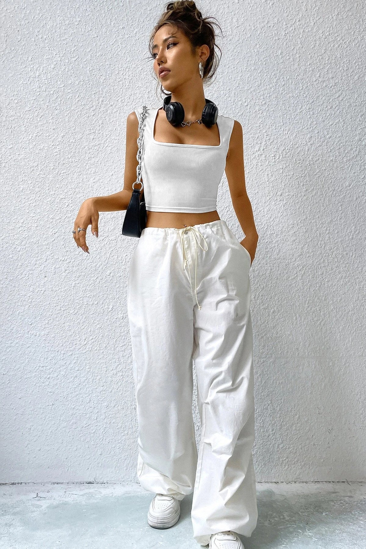 Kadın Beyaz Kare Yaka Kalınlaşan Omuz Detaylı Crop Top Bluz - görsel 4