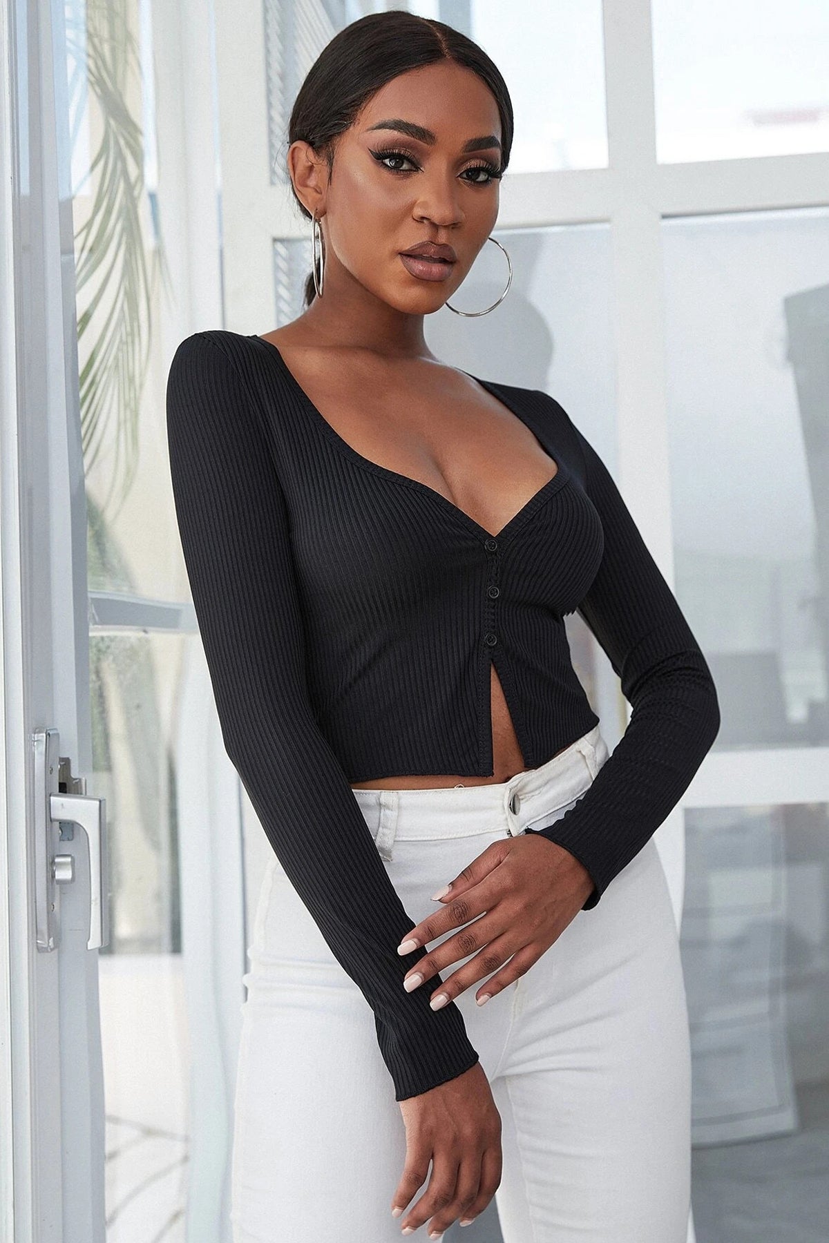 Kadın Siyah Uzun Kollu Düğmeli Göğüs ve Göbek Dekolteli Crop Top Bluz - görsel 5
