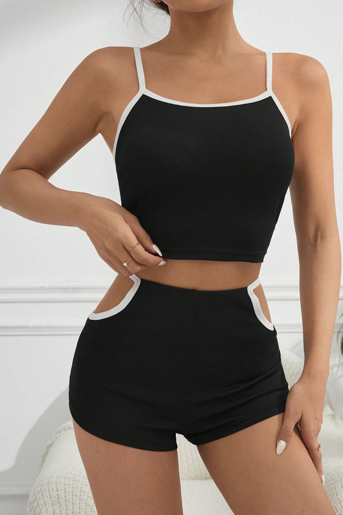 Kadın Siyah Beyaz Şortlu Cut-Out Detaylı Gecelik Takımı - görsel 5