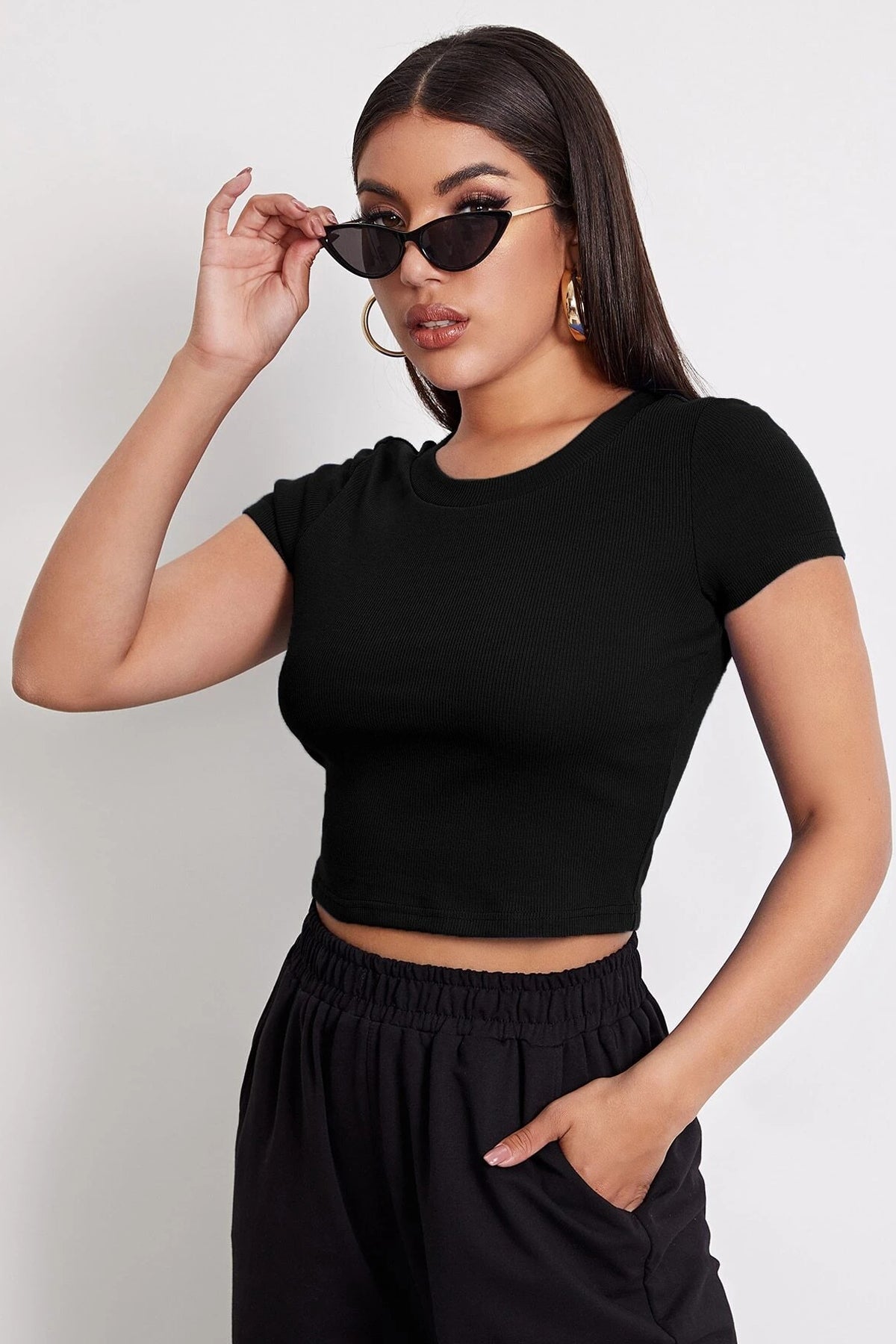Kadın Siyah Yuvarlak Yaka Yarım Kol Crop Top Bluz - görsel 5