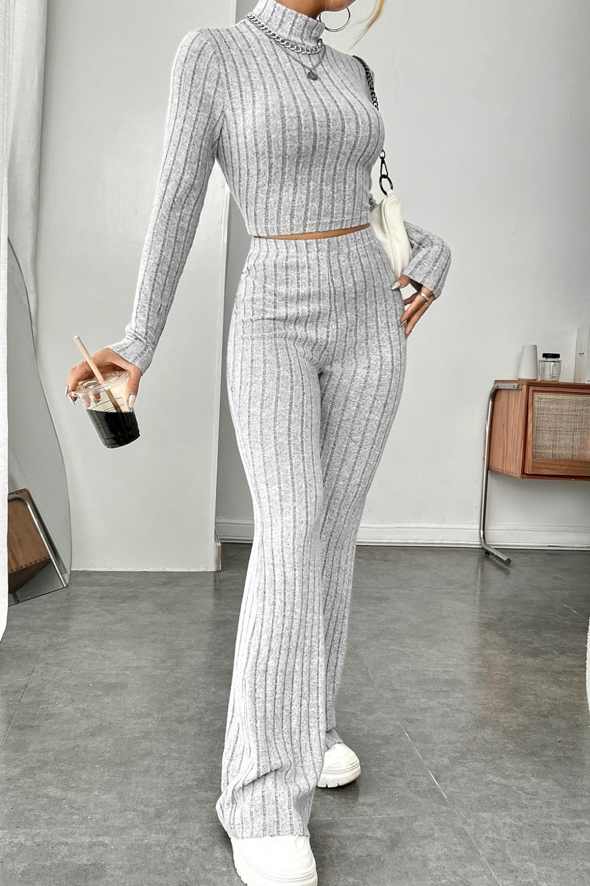 Kadın Gri Çizgili Boğazlı Crop Top ve Yüksek Bel Pantolon Takım - görsel 5