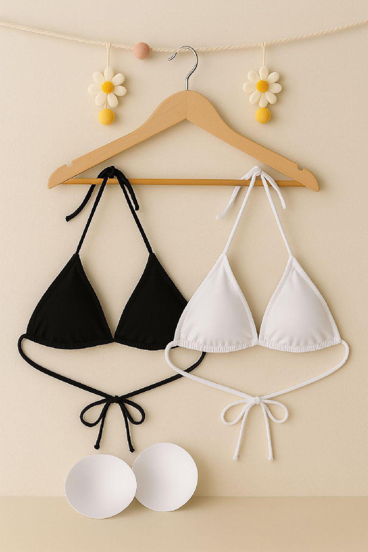 Kadın Siyah ve Beyaz Minimal Kesim Üçgen Bikini Üstü - görsel 7