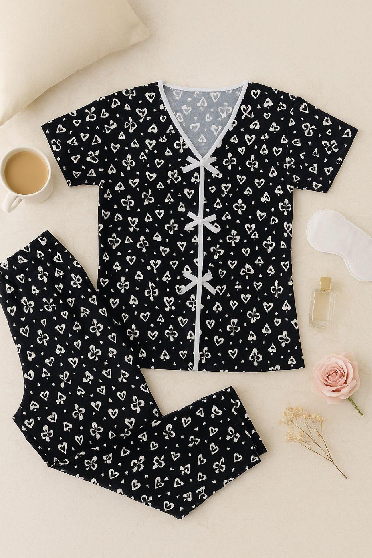 Kadın Siyah Beyaz Kalp Desenli Fiyonklu Kısa Kollu Pijama Takımı - görsel 7